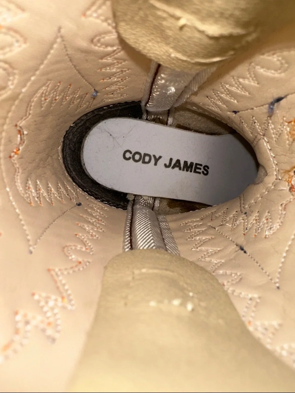 Cody James Old West Two-Tone Cowboy Boot Detail in Cream and Brown
